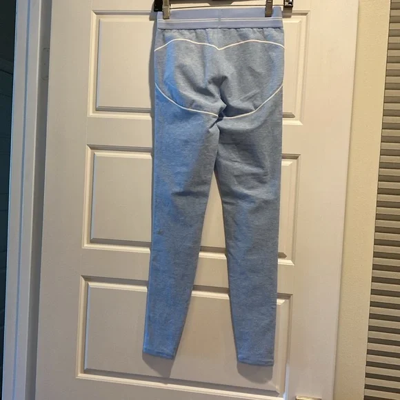 Alo yoga  leggings 

Color seashell blue heather/white 

Size small - Picture 6 of 6